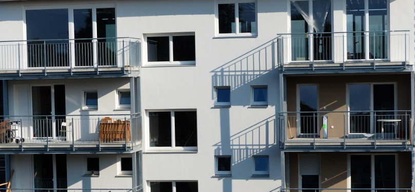 How do I determine the value of an apartment building?
